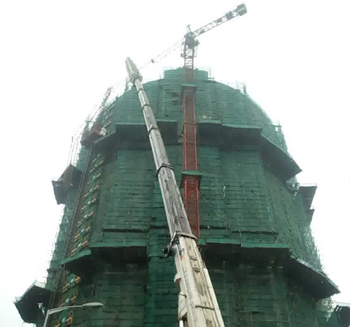 天水市吊车在工地上作业